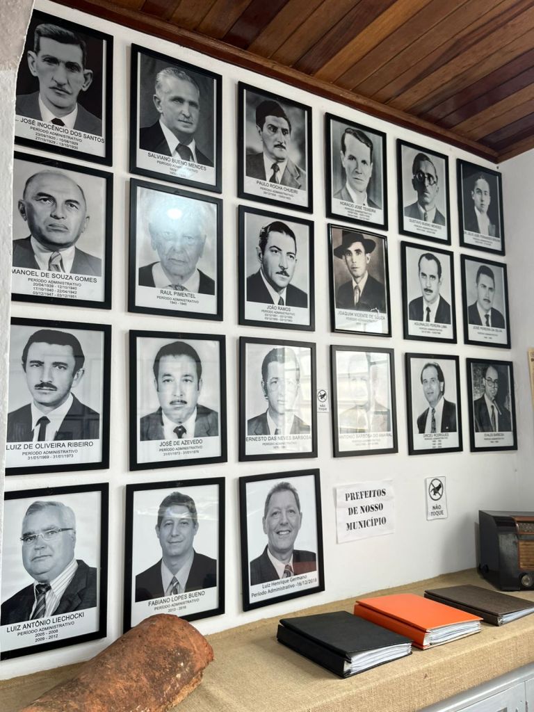 Parede com retratos dos prefeitos de Siqueira Campos