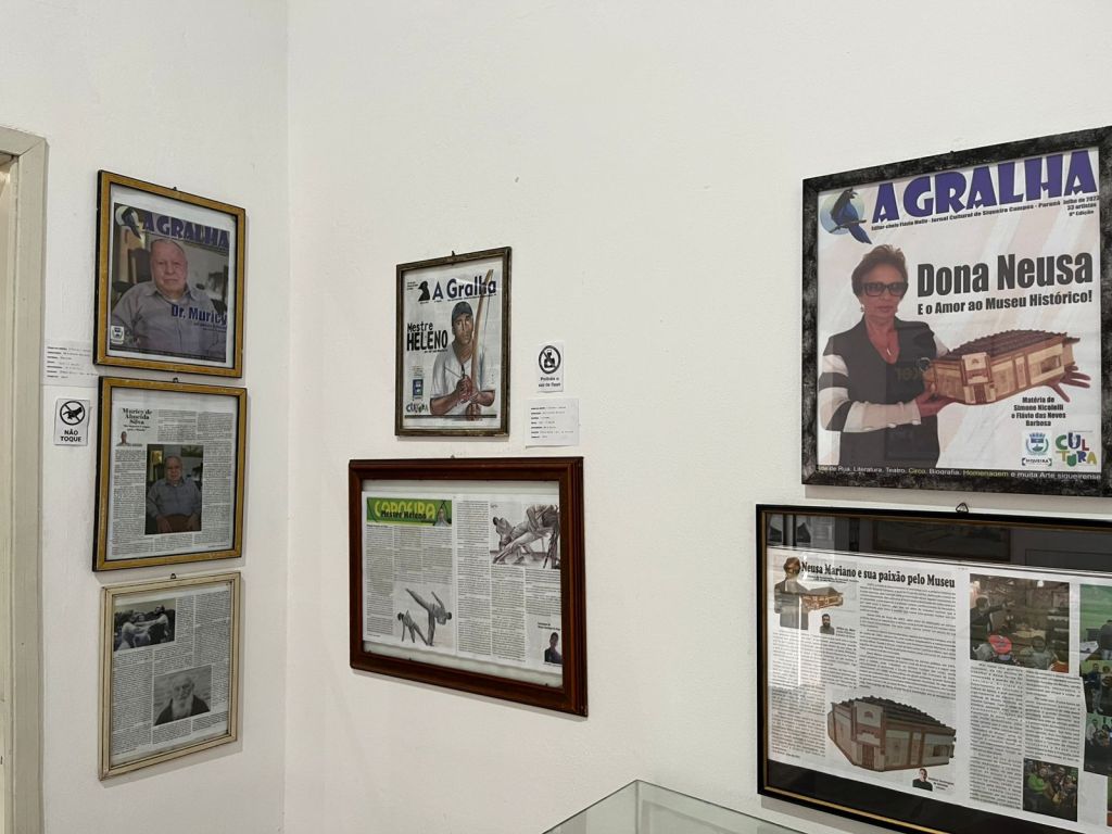 Quadros e matérias históricas sobre o museu