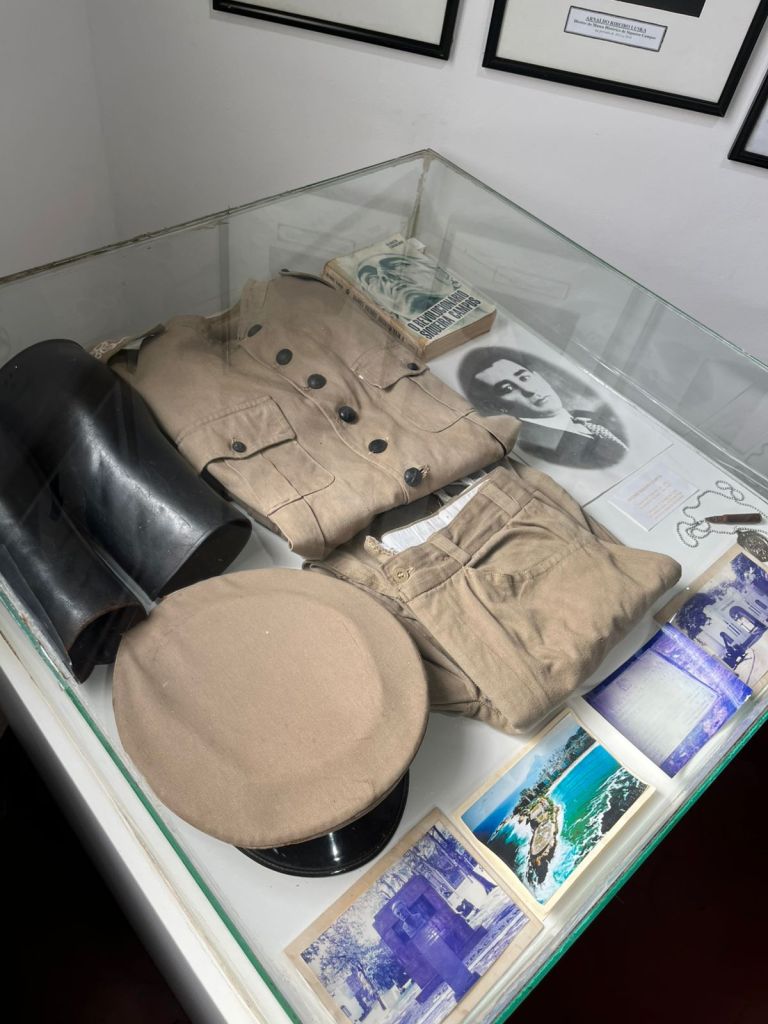Uniforme antigo, fotografias e documentos históricos em vitrine