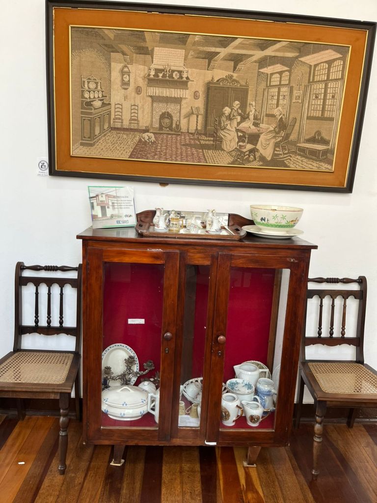 Mobiliário antigo com louças preservadas no museu
