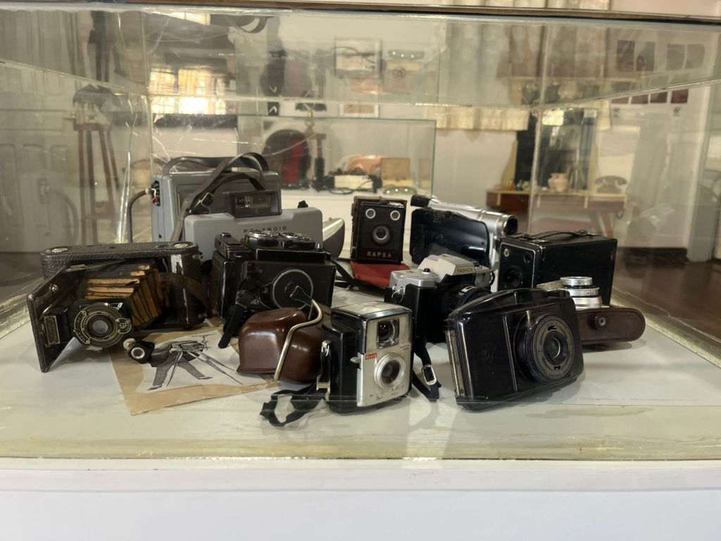 Câmeras fotográficas antigas preservadas em vitrine