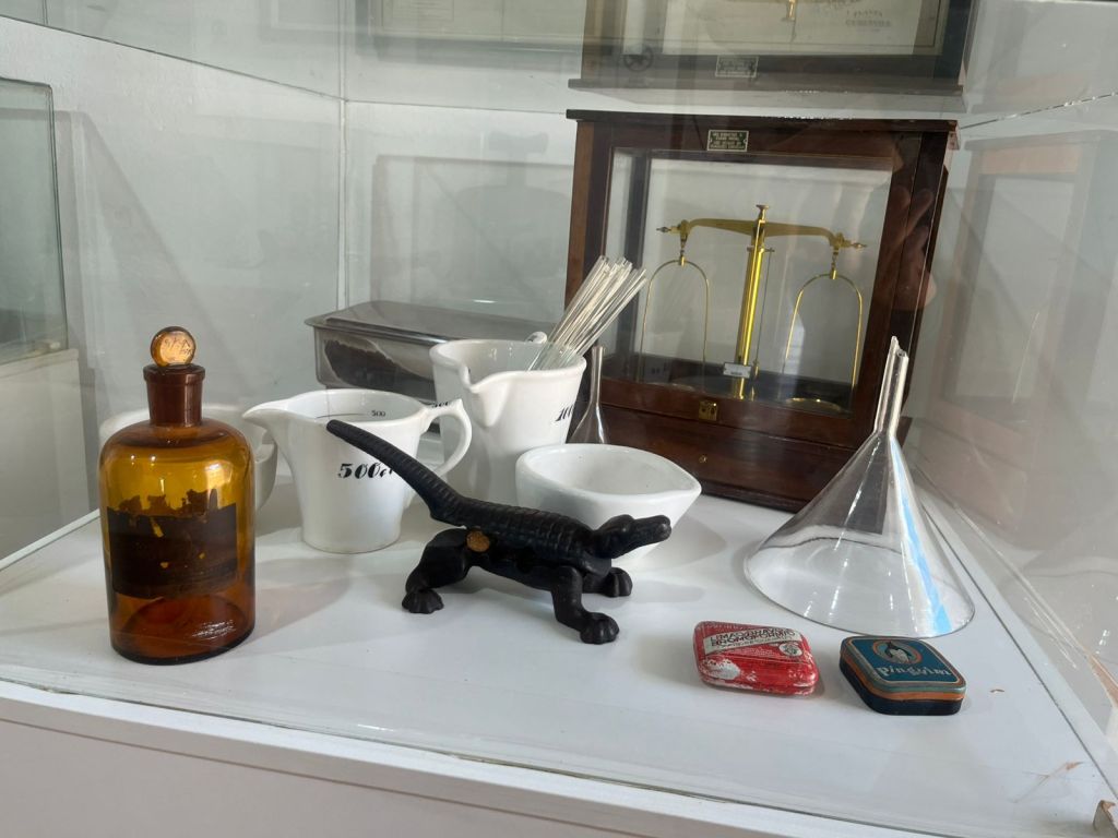 Instrumentos e objetos de laboratório preservados em vitrine