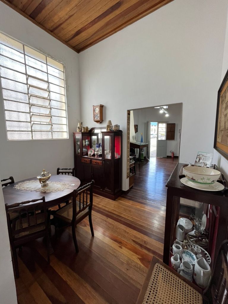 Ambiente com mobiliário histórico, cristaleira e louças