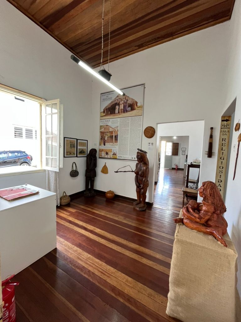 Sala dedicada à religiosidade e cultura indígena