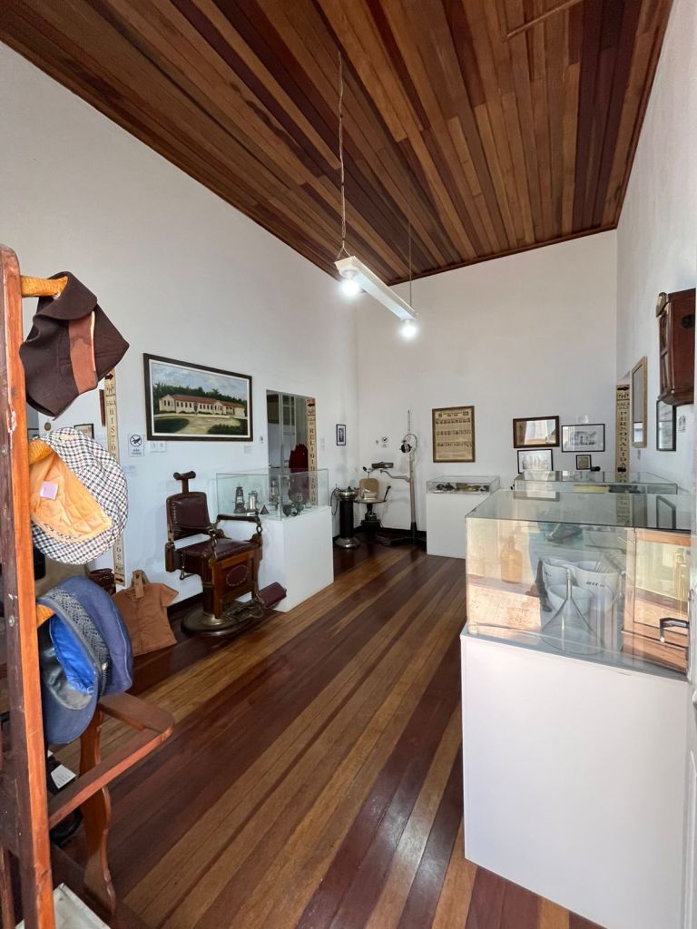 Sala ampla com vitrines e objetos do cotidiano