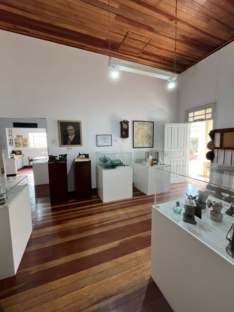 Vitrines do museu em sala com piso de madeira
