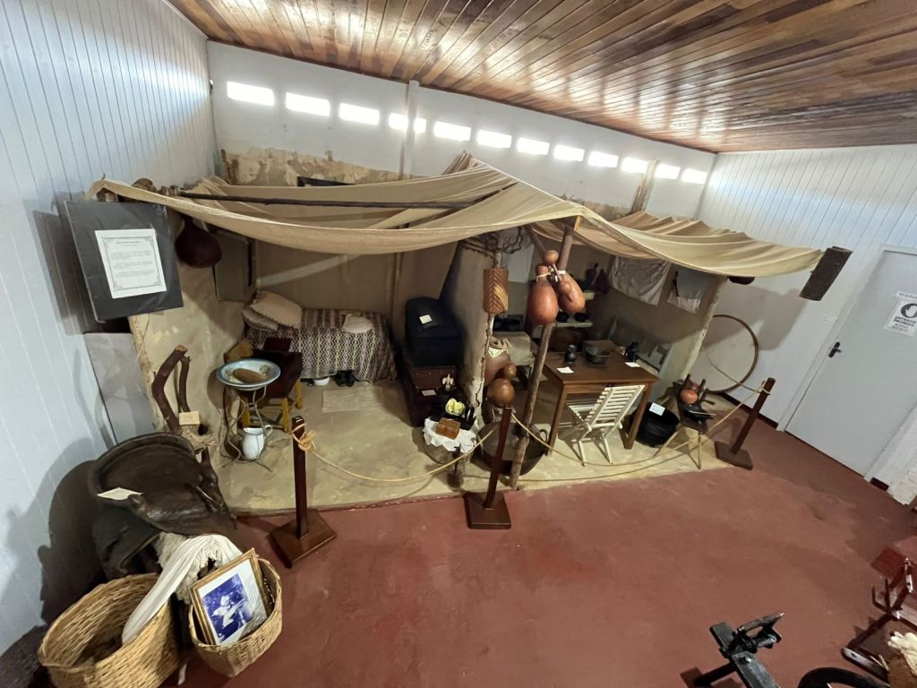 Cenário de moradia antiga preservado no museu
