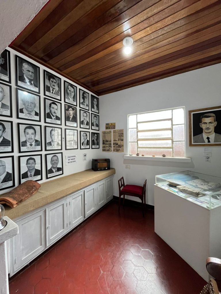 Sala dos prefeitos com retratos e objetos históricos