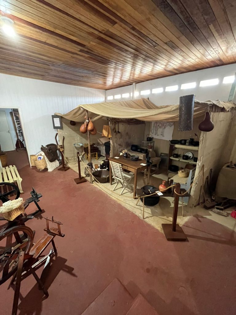 Ambiente de moradia antiga com objetos rurais