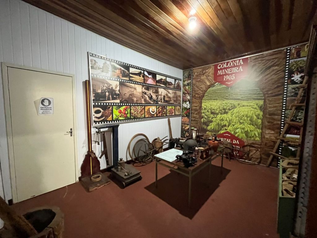 Espaço Colônia Mineira 1905 com objetos rurais e painel do café