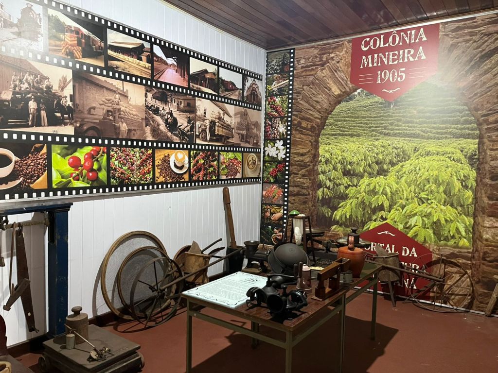 Painéis e objetos históricos da Colônia Mineira